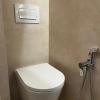 Ducha higiénica junto a inodoro suspendido en un baño reformado en Vila-seca - LUCMAR URBA