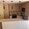 Cocina de madera con encimera porcelánica y botellero integrado en Reus - LUCMAR URBA