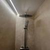 Ducha efecto lluvia con luz LED en un baño de Reus - LUCMAR URBA