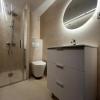 Reforma de baño completa en Reus con espejo retroiluminado y ducha de obra - LUCMAR URBA