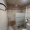 Ducha con mampara de cristal con franjas y plato blanco en un baño reformado en Reus - LUCMAR URBA