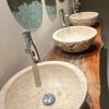 Lavabos de piedra sobre encimera de madera en un baño de Reus - LUCMAR URBA