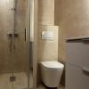 Inodoro suspendido con cisterna empotrada en un baño de Reus - LUCMAR URBA