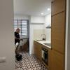 Cocina reformada en Reus con muebles de madera y suelo geométrico - LUCMAR URBA