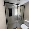 Baño reformado con ducha de obra y mampara corredera de perfil negro en Reus - LUCMAR URBA