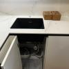Cocina reformada con fregadero negro bajo encimera porcelánica en Reus - LUCMAR URBA