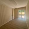 Dormitorio reformado con papel pintado de rayas, suelo laminado y salida al patio - LUCMAR URBA