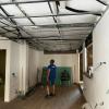Operario de LUCMAR URBA revisando la estructura de un falso techo de pladur - LUCMAR URBA