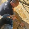 Operario de LUCMAR reparando un pavimento de piedra natural en Reus - LUCMAR URBA