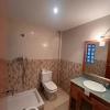 Baño antes de la reforma, con alicatado antiguo y mueble de madera - LUCMAR URBA