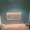 pared falsa en dormitorio con iluminacion