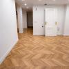 Instalación parquet de madera en espiga con barniz al agua y rodapie PVC blanco.