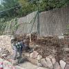 Muro de piedra con mallazo