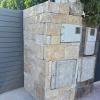 Entrada de casa con piedra puerta metalic