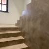 Revestimiento de escalera y pared con microcemento.
