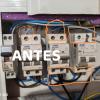 Antes, de la revisión de un cuadro eléctrico, el diferencial no estaba conectado, y varios cables mostrando el cobre.