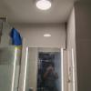 Instalación de espejo con luz, y lampara de techo de superficie.