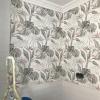 Instalación de papel pintado en baño