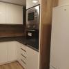 Revestimiento de paredes de cocina con suelo laminado/vinílico. Un acabado moderno, resistente y con estilo único