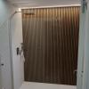 Baño moderno con acabados minimalistas y ducha walk-in.