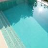 Mantenimiento de la piscina durante todo el año: en verano, una vez a la semana; en invierno, cada dos semanas