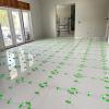 Instalación de suelo porcelánico en espacio residencial.
