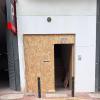 Puerta provisional hasta que llegue la puerta nueva.