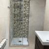 Saneamiento de la fontanería de todo el baño, eliminación de bidé y nueva ducha incluyendo azulejos en paredes y suelo.