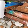 Tubería de cobre que presenta corrosión, afectando a la entrada de la vivienda