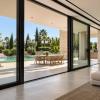 Ventanas panorámicas: Instalación de grandes cerramientos acristalados y sistemas correderos para villas modernas.