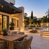 Terraza exterior: Diseño y ejecución de terrazas de lujo, pérgolas, iluminación arquitectónica y acabados de alta calidad.