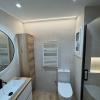 Reforma de baño: mobiliario, lavabo, sanitario, radiador toallero e iluminación.