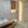Luces led en cajonera de obra y estantes de madera