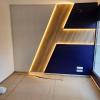Luz led con logotipo empresa con panel de madera y lacado