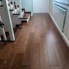 Instalación de parquet de madera multicapa, con especial atención a los cortes, ajustes, encuentros con la escalera y acabados de precisión.