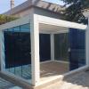 Pérgola bioclimática cerrada con cortinas de cristal