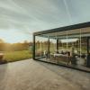 Cerramiento de cristal y pérgola en jardín