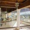 Terraza cerrada con cortinas de cristal abatibles