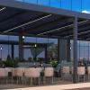 Techo de vidrio fotovoltaico en terraza de hostelería