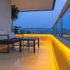 terraza con iluminación indirecta  mediante  cordon de  luz led