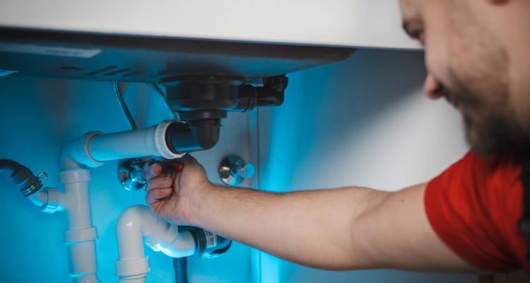 España necesita fontaneros y electricistas: un reto laboral que ya afecta a los precios